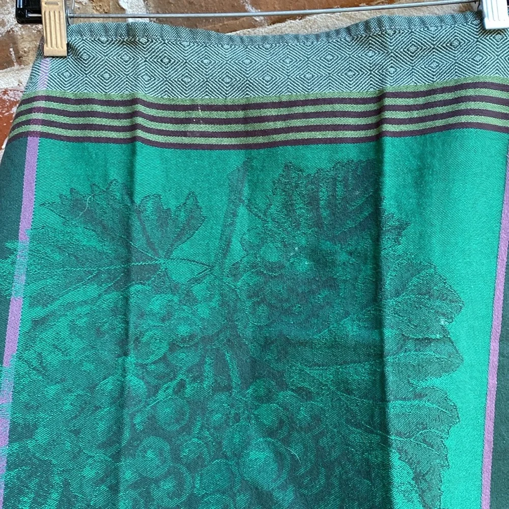 Williams Sonoma kitchen towel “Grapes”